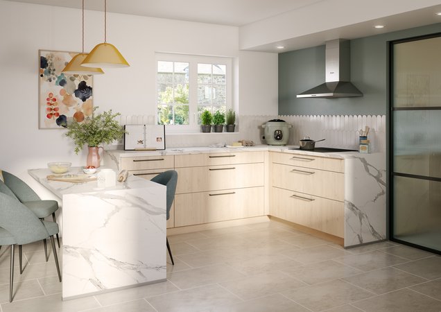 Moderne L-vormige keuken in licht eikenhout, werkblad en aangrenzende tafel met witmarmer-effect, spatwand in visschubben tegels, en een grijsgroene accentmuur.
