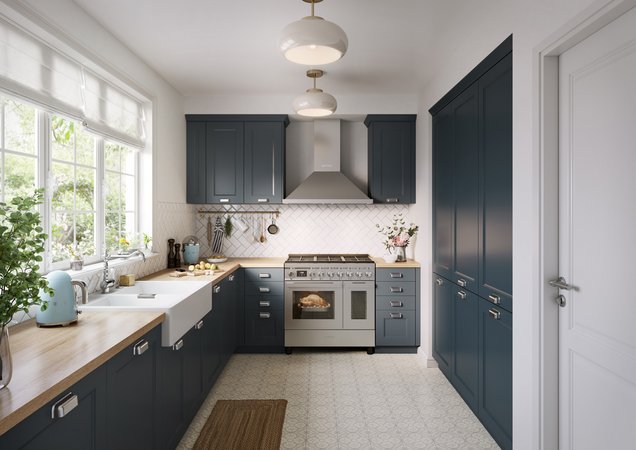 Nachtblauwe keuken in shakerstijl met een fornuis. Functionele keuken met donkerblauwe kasten in shakerstijl, een licht houten werkblad, een 'farmhouse' spoelbak, een achterwand met witte visgraattegels en een groot roestvrijstalen fornuis.