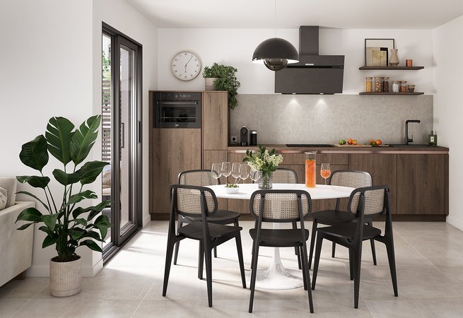 Moderne keuken in donker hout, spatwand met grijze betonlook, zwarte design afzuigkap, en ronde tafel met zwarte webbing/rotan stoelen.