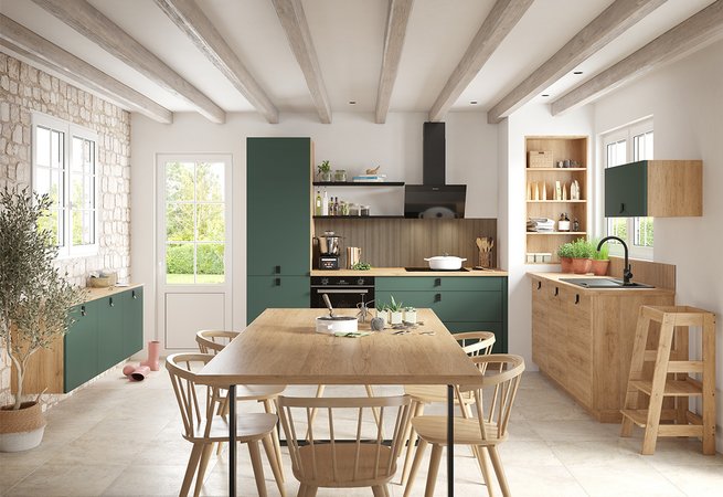 Salle à manger ouverte avec cuisine en bois et vert Espace cuisine-salle à manger avec poutres apparentes