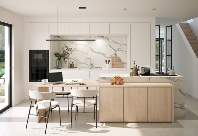 Minimalistische witte en eiken keuken met een eiland-bar. Strakke, moderne witte keuken, met een achterwand en zijkanten van het eiland in geaderd marmer, fronten van het eiland in licht hout, en een zwarte inbouwoven.