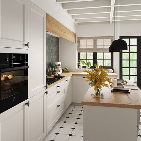 Witte keuken in moderne landelijke stijl met een donkergroene achterwand. Chique, rustieke witte keuken met een centraal eiland, een donkergroene achterwand met reliëftegels en een wit cassetteplafond.