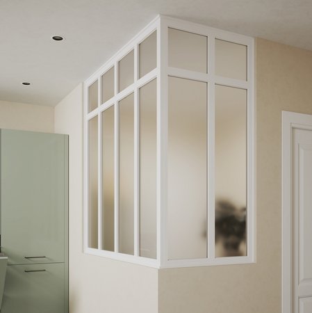 Verrière d'Angle Blanche à Vitres Dépolies pour Intimité Solution design pour créer un espace lumineux et intime verrière d'angle blanche élégante avec verre sablé, dans une ambiance aux tons doux.