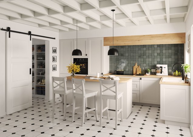 Cuisine blanche style ferme moderne avec crédence verte foncée Cuisine rustique chic blanche avec îlot central, crédence carrelage en relief vert foncé, plafond à caissons blancs.