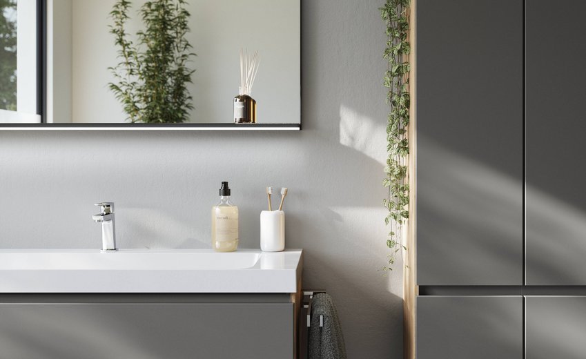 Badkamer met grijze wastafel en opbergruimte